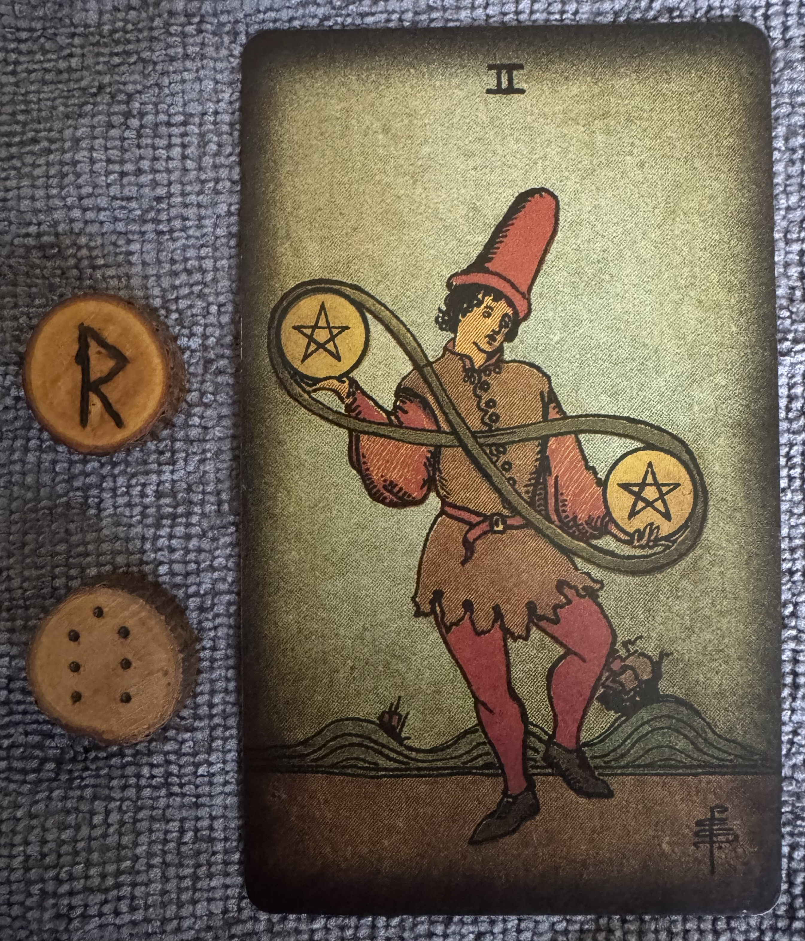 Runes: Raidho, Laetitia
Card: 2 of Pentacles